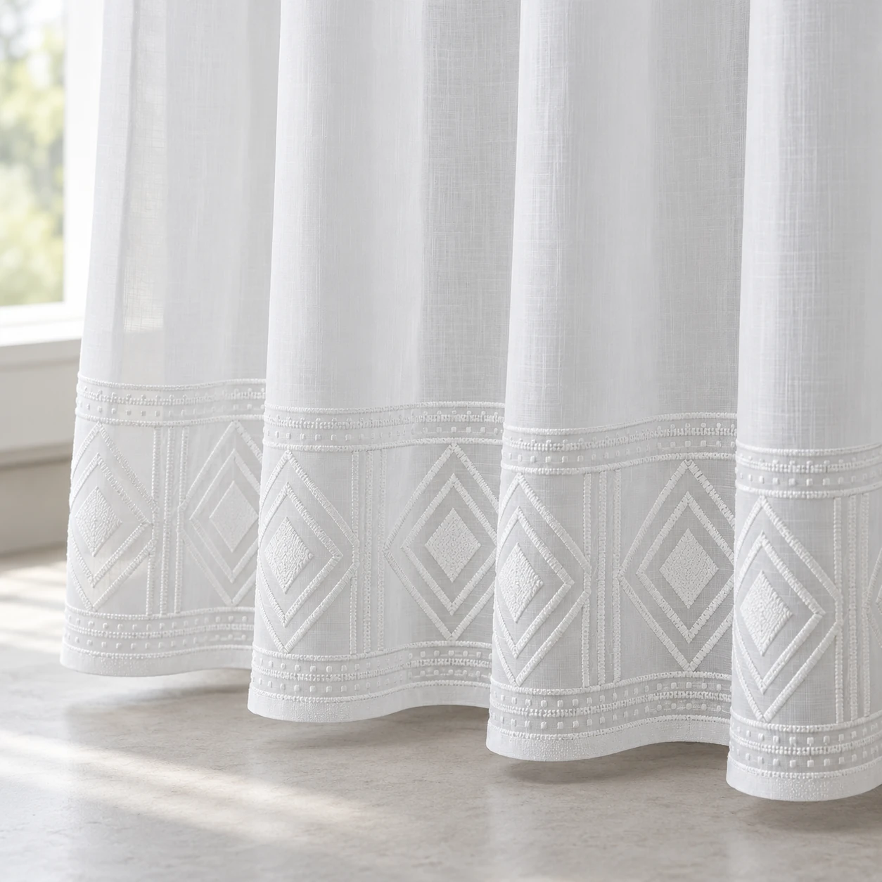 Perdea albă cu bordură geometrică brodată - Detaliu broderie geometrică la tiv
