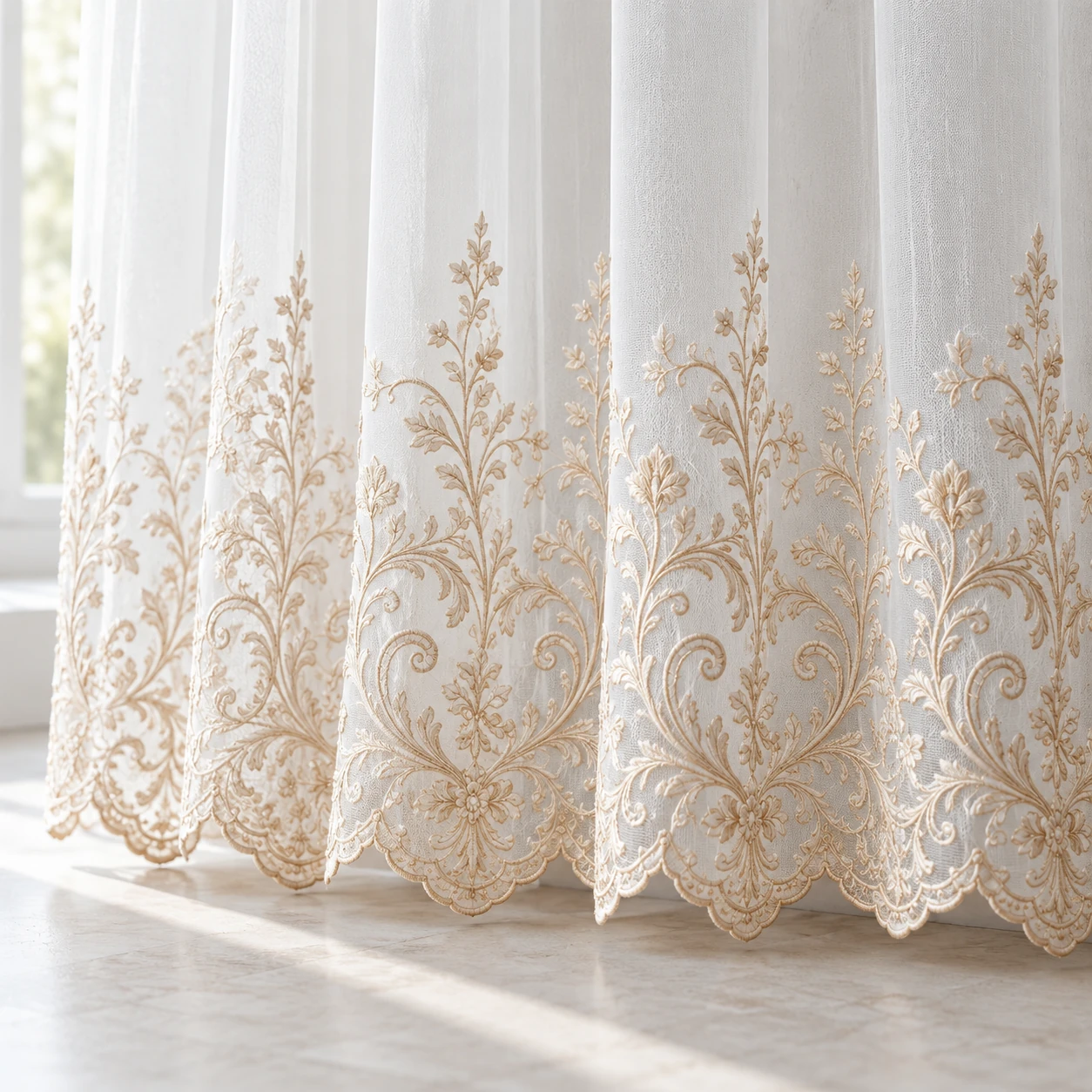 Perdea albă cu broderie ornamentală champagne - Detaliu broderie champagne bordură festonată